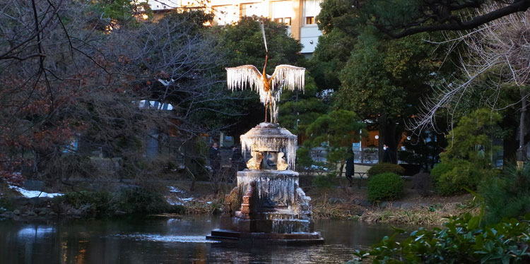 ツルの噴水　へ