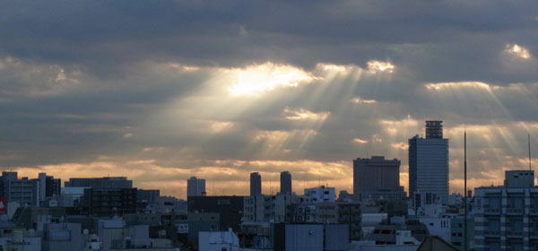 雲間から洩れる太陽光　へ