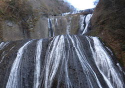 袋田の滝　へ